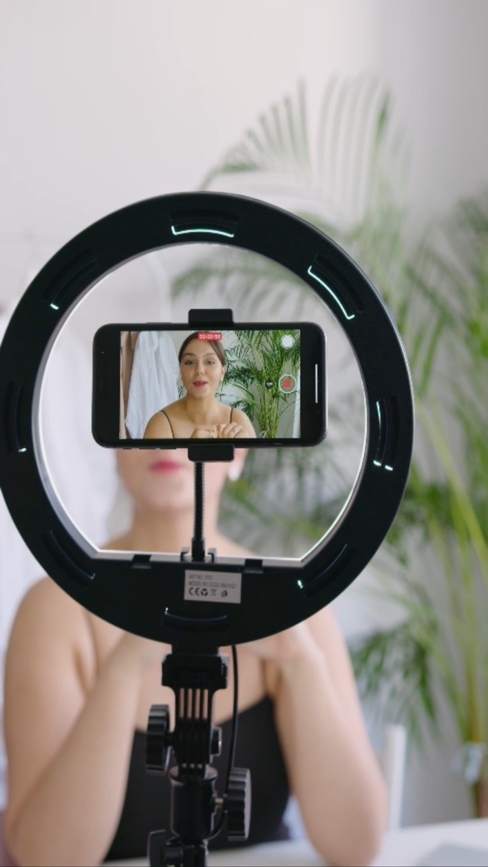 Créatrice filmée avec un ring light
